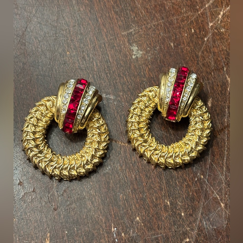1980s unsigned CRAFT red crystal and gold tone knocker style large clip earrings